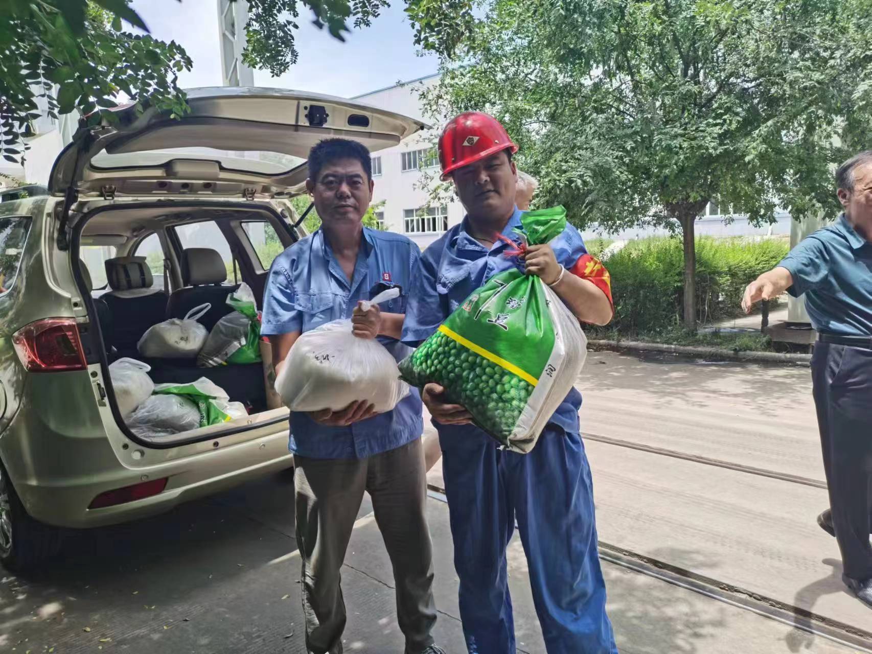 給一線生產車間和工地職工購買了一批白糖、綠豆等防暑降溫品送到了車間工地